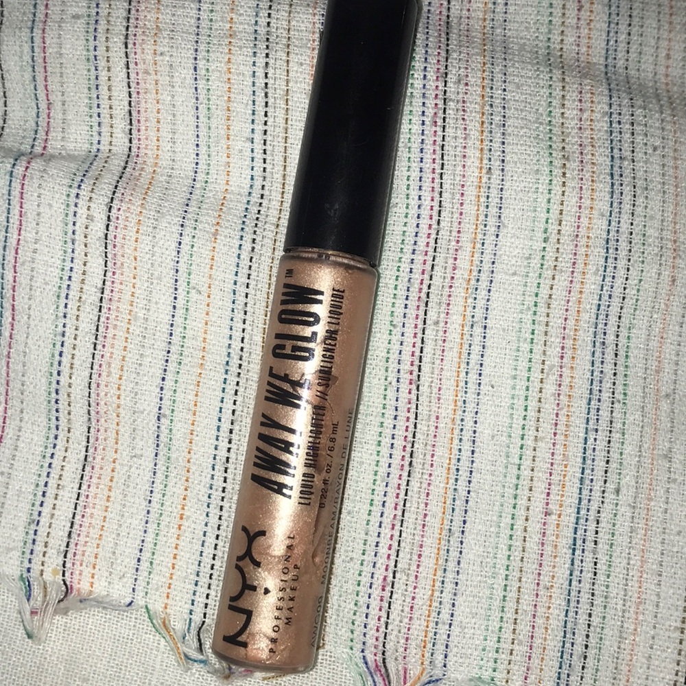 Nyx away we glow liquid highlighter